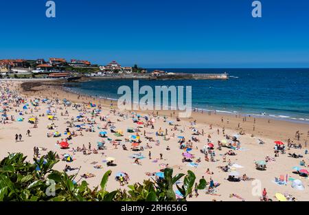 Vue aérienne de la plage de Comillas par une journée d'été ensoleillée avec un ciel bleu. Banque D'Images