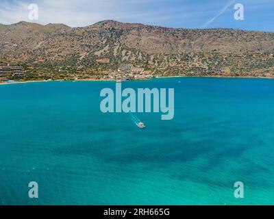 Vue de bateau dans la baie de Mirabello avec mer calme sur Crète, Grèce. Banque D'Images