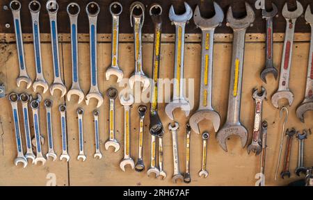 Jeu de clés sur une planche de bois dans un atelier Banque D'Images