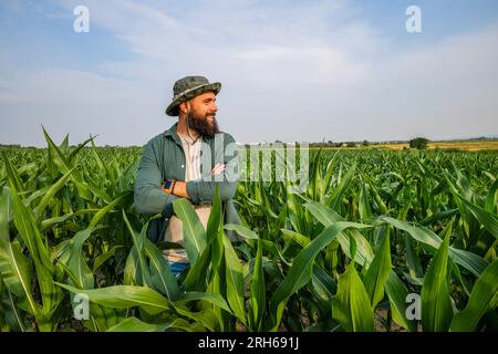 Portrait de fermier qui cultive le maïs. Occupation agricole. Banque D'Images