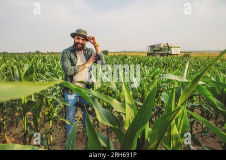 Portrait de fermier qui cultive le maïs. Occupation agricole. Banque D'Images