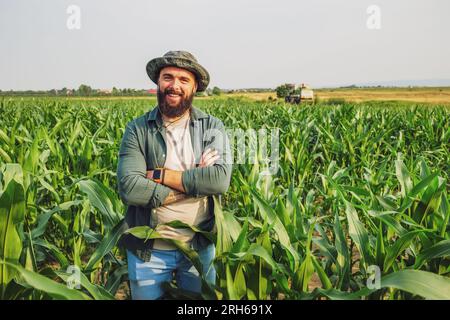 Portrait de fermier qui cultive le maïs. Occupation agricole. Banque D'Images