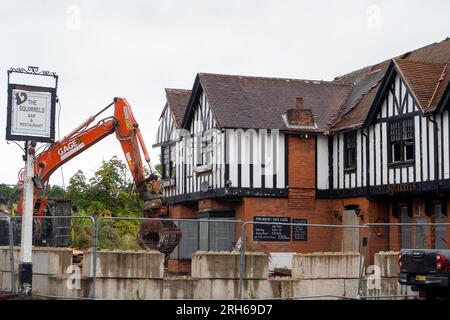 Winkfield, Royaume-Uni. 14 août 2023. Les habitants sont tristes de voir le pub et restaurant Squirrrels à Winkfield, Berkshire démoli aujourd'hui, surtout que le bâtiment est répertorié comme un actif de valeur communautaire, cependant, certains sont heureux de le voir disparaître en raison d'un comportement anti-social sur le site et d'une infestation de rats. Un permis de construire a été donné pour construire trois nouvelles maisons de cinq chambres sur le site. Crédit : Maureen McLean/Alamy Live News Banque D'Images