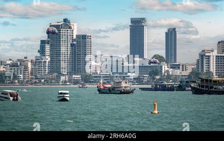 Pattaya, Thaïlande - 04 février 2023: Panorama de la ville de Pattaya vue de la ville de construction et de la baie avec des navires. Vue panoramique sur la mer de Pattaya. CIT Banque D'Images