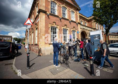 Le député du Sinn Fein, Gerry Kelly, s'adressant aux médias à l'extérieur du bureau de Falls Road du parti à Belfast, après qu'un document expurgé, prétendant provenir de la fuite de données du Major police Service of Northern Ireland (PSNI), a été affiché pendant la nuit sur un mur en face du bureau. M. Kelly a déclaré que le document contenait des informations sur un "nombre substantiel" de policiers et de membres du personnel, bien que leurs noms aient été supprimés. La semaine dernière, le PSNI a révélé qu'un document avait été partagé par erreur en ligne qui comprenait les noms d'environ 10 000 officiers et membres du personnel. Date de la photo : lundi 14 août 2023. Banque D'Images