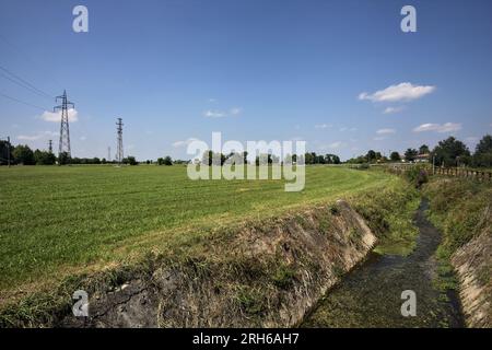 Tranchée artificielle entre champs dans la campagne italienne Banque D'Images