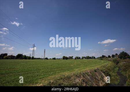 Tranchée artificielle entre champs dans la campagne italienne Banque D'Images