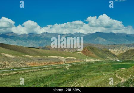 La route vers la ville de Naryn dans l'ouest du Kirghizistan Banque D'Images