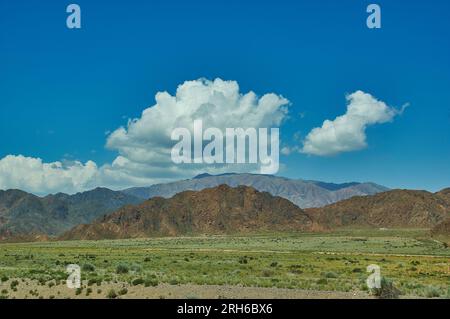 La route vers la ville de Naryn dans l'ouest du Kirghizistan Banque D'Images