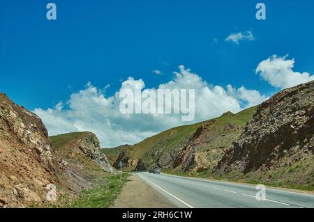 La route vers la ville de Naryn dans l'ouest du Kirghizistan Banque D'Images