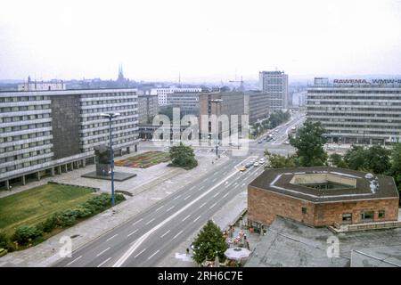 Regardant vers le bas la statue de Karl Marx à Chemnitz, Allemagne, en 1990 Banque D'Images