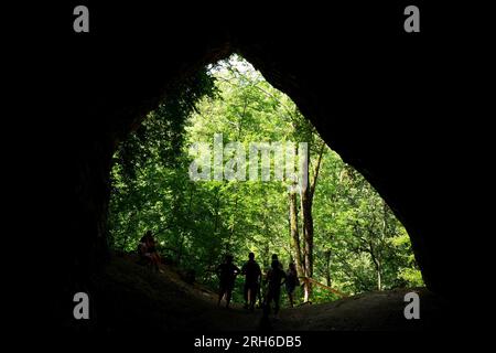 Istallos Rock Cave, près du village de Szilvasvarad, vallée de Szalajka, Istallos-ko, montagnes de Bukk, Hongrie Banque D'Images