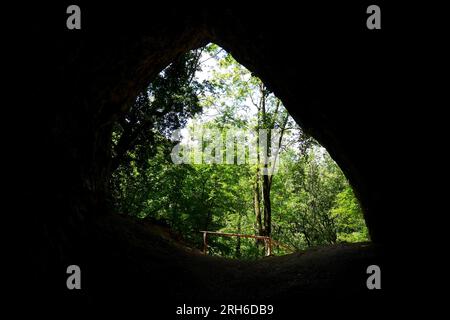 Istallos Rock Cave, près du village de Szilvasvarad, vallée de Szalajka, Istallos-ko, montagnes de Bukk, Hongrie Banque D'Images