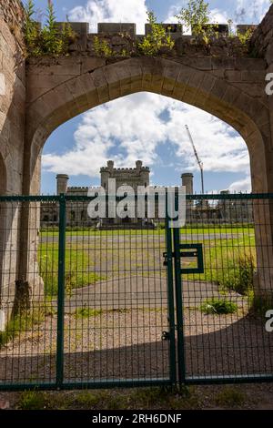 Barrière de sécurité barricadant une entrée du château Lowther. Westmorland Banque D'Images