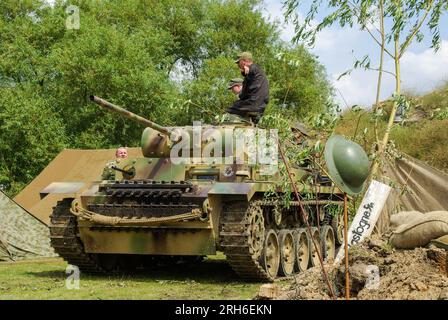 Scénario de reconstitution militaire allemande de la Seconde Guerre mondiale. Recréation d'une scène de bataille lors d'un événement de spectacle militaire. Char Panzer, emplacement de canon anti-char Banque D'Images