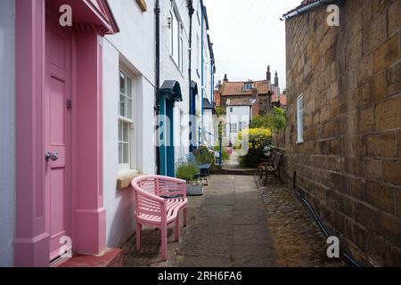 Robin Hood's Bay a de nombreuses routes secondaires pavées avec des chalets Banque D'Images