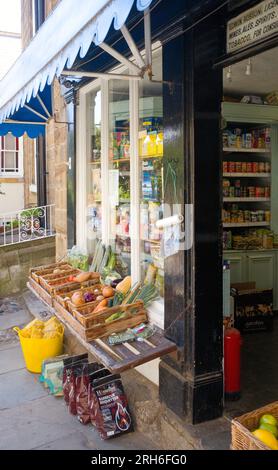 Épicerie générale traditionnelle et boutique de légumes-légumes à Robin Hood's Bay Banque D'Images