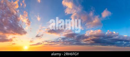 Ave Real Sky - couleurs douces Panoramic Sunrise Sundown Sanset Sky avec des nuages colorés. Sans oiseaux. Grand ciel panoramique avec soleil. Cloudscape Banque D'Images