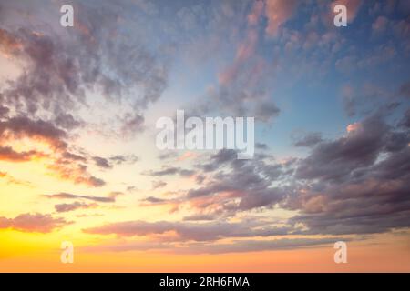 Incroyable ciel réel - couleurs vibrantes Panoramic Sunrise Sundown Sanset Sky avec des nuages colorés. Sans oiseaux. Fond Cloudscape naturel. Banque D'Images