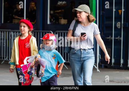 Cardiff, pays de Galles. Cardiff, pays de Galles, Royaume-Uni. 14 août 2023 ; Sophia Gardens, Cardiff, pays de Galles : The Hundred Womens Cricket, Welsh Fire versus Trent Rockets ; les jeunes supporters Welsh Fire sont heureux d'être au match. Crédit : action plus Sports Images/Alamy Live News crédit : action plus Sports Images/Alamy Live News Banque D'Images