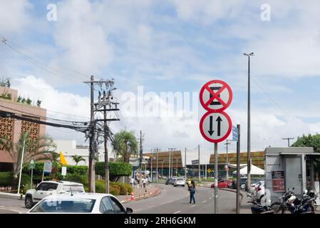 Salvador, Bahia, Brésil - 11 août 2023 : panneau de signalisation indiquant qu'il est interdit de s'arrêter et de se garer et une rue à double sens. Avenida Tancredo Neves Banque D'Images