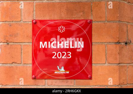 Michelin 2023 plaque d'une étoile montée sur le mur à l'extérieur du restaurant Purnells à Birmingham, Royaume-Uni Banque D'Images