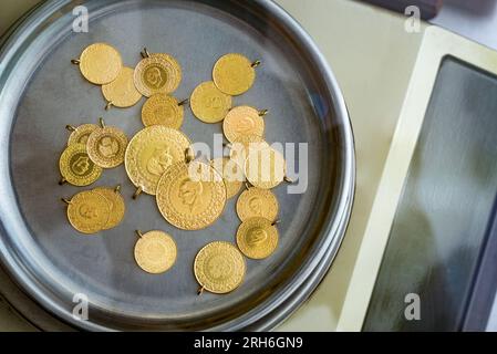Pile de pièces d'or turques pleines, demi et quart sur l'échelle du bijoutier de précision Banque D'Images