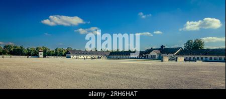 Dachau, Allemagne, 30 septembre 2015 : la zone d'appel nominal, avec le bâtiment de maintenance sur la droite du site commémoratif du camp de concentration de Dachau Banque D'Images