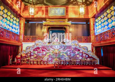 Hue, Vietnam, 18 novembre 2022 : intérieur du théâtre royal Duyet Thi Duong dans la ville impériale de Hué, Vietnam Banque D'Images