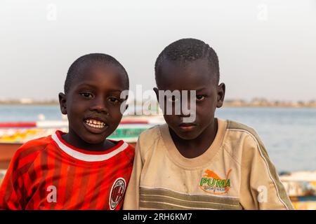 Dakar, Sénégal - 28 janvier 2019 : deux garçons heureux, debout à l'extérieur sur la côte Banque D'Images