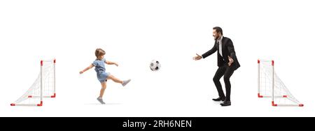 Petite fille jouant au football avec son père isolé sur fond blanc Banque D'Images