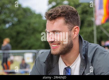 Le danseur et chorégraphe britannique Curtis Pritchard à l'ouverture de la course d'endurance annuelle de 14 heures de la British Lawn Mower Racing Association Banque D'Images