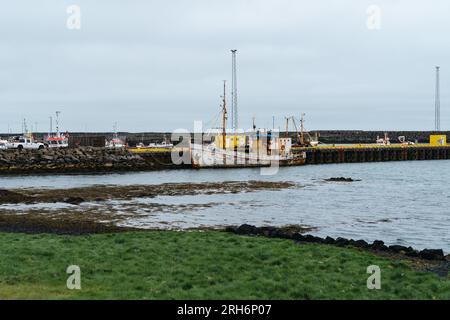 Grindavik, Islande - 29 juin 2023 : vieux bateau de pêche rouillé dans le petit port d'un village de la péninsule de Reykjanes Banque D'Images