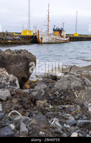 Grindavik, Islande - 29 juin 2023 : vieux bateau de pêche rouillé dans le petit port d'un village de la péninsule de Reykjanes Banque D'Images