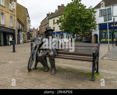 Statue assise de Blind Jack de Knaresborough sur la place du marché, Knaresborough, North Yorkshire, Angleterre, Royaume-Uni Banque D'Images