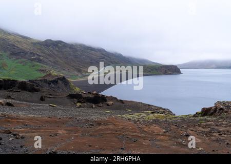 Lac Kleifarvatn par une journée d'été brumeuse et couverte en Islande Banque D'Images