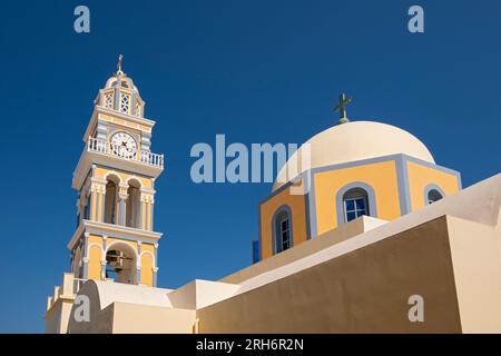 Dome et de l'église clocher de cathédrale catholique de Saint-Jean-Baptiste, Fira, Santorini, Grèce Banque D'Images