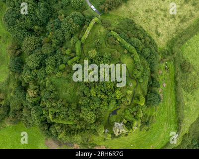 Vue aérienne du château de Carrigogunnell superbement situé sur un rocher volcanique avec une vue magnifique sur tout l'estuaire du Shannon près de Clarina In Banque D'Images