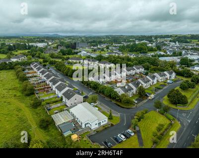 Vue aérienne de haut en bas de triplex et maison duplex communauté immobilière résidentielle en Irlande dans un cul-de-sac Banque D'Images