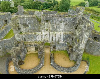 Vue aérienne du château de Ballymote en ruine château anglo-normand à Cannacht, comté de Sligo avec tours rondes, tour en forme de D, grande tour de porte, double face Banque D'Images