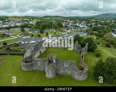 Vue aérienne du château de Ballymote en ruine château anglo-normand à Cannacht, comté de Sligo avec tours rondes, tour en forme de D, grande tour de porte, double face Banque D'Images