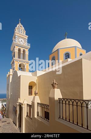 Dome et de l'église clocher de cathédrale catholique de Saint-Jean-Baptiste, Fira, Santorini, Grèce Banque D'Images