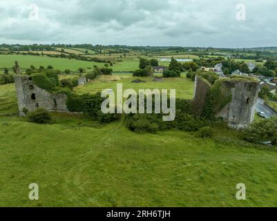 Vue aérienne de Ballintober, château de Ballintubber dans le comté de Roscommon, cour de forme carrée entourée de murs avec des tours circulaires aux coins Banque D'Images