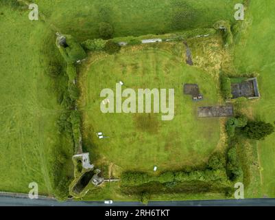 Vue aérienne de Ballintober, château de Ballintubber dans le comté de Roscommon, cour de forme carrée entourée de murs avec des tours circulaires aux coins Banque D'Images