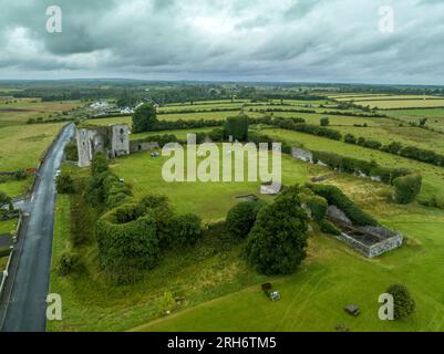 Vue aérienne de Ballintober, château de Ballintubber dans le comté de Roscommon, cour de forme carrée entourée de murs avec des tours circulaires aux coins Banque D'Images