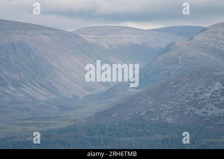 Les montagnes Cairngorm, vues depuis Craigellachie, Aviemore, Écosse Banque D'Images