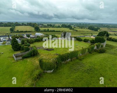 Vue aérienne de Ballintober, château de Ballintubber dans le comté de Roscommon, cour de forme carrée entourée de murs avec des tours circulaires aux coins Banque D'Images