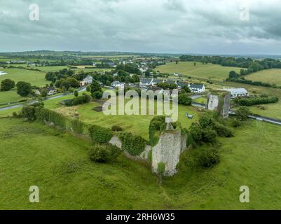 Vue aérienne de Ballintober, château de Ballintubber dans le comté de Roscommon, cour de forme carrée entourée de murs avec des tours circulaires aux coins Banque D'Images