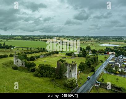 Vue aérienne de Ballintober, château de Ballintubber dans le comté de Roscommon, cour de forme carrée entourée de murs avec des tours circulaires aux coins Banque D'Images