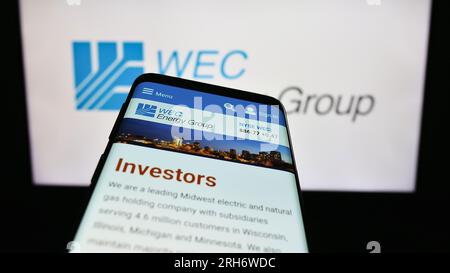 Téléphone mobile avec la page Web de la société de services publics américaine WEC Energy Group Inc. Sur l'écran devant le logo de l'entreprise. Effectuez le focus sur le coin supérieur gauche de l'écran du téléphone. Banque D'Images